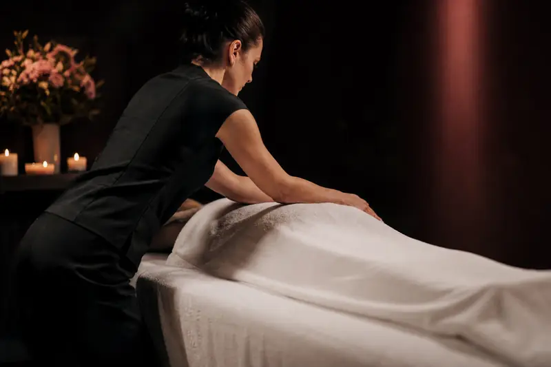 Lomi Lomi massage with long forearm strokes